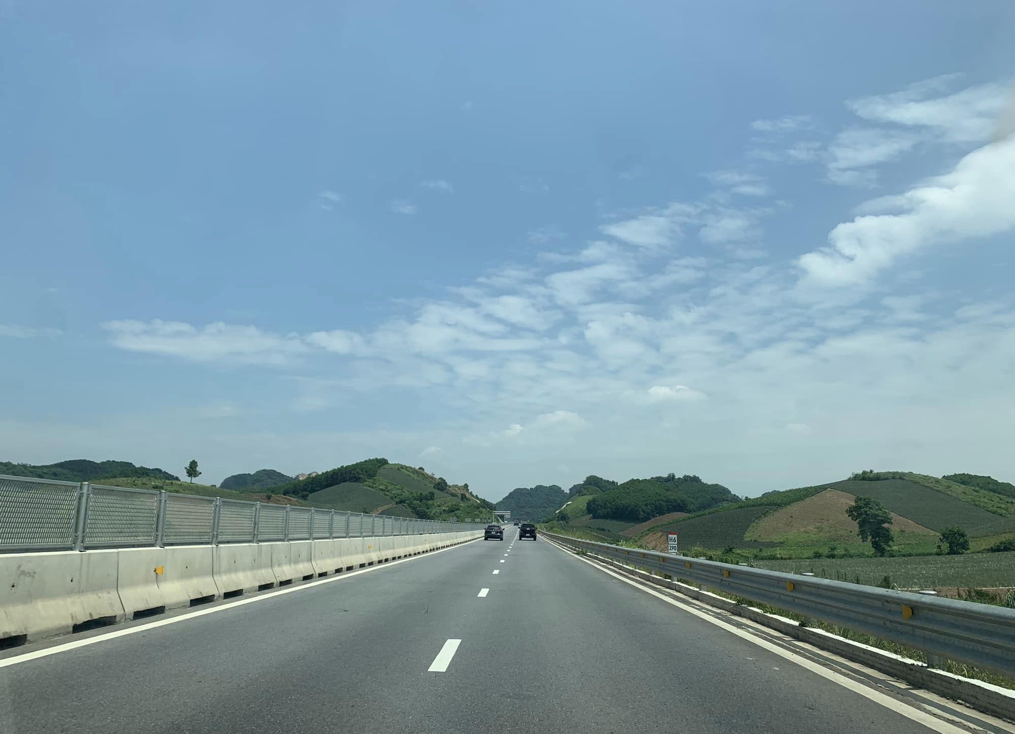 Đường cao tốc về đến Nghệ An. Ảnh: Quang Hòa