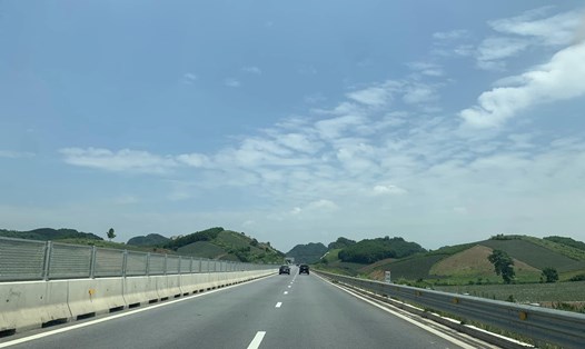 Đường cao tốc về đến Nghệ An. Ảnh: Quang Hòa
