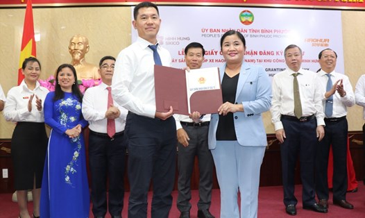 Bà Trần Tuệ Hiền - Chủ tịch UBND tỉnh Bình Phước trao giấy chứng nhận đầu tư cho chủ đầu tư Dự án Nhà máy sản xuất lốp xe Haohua (Việt Nam). Ảnh: Sở TTTT Bình Phước cung cấp