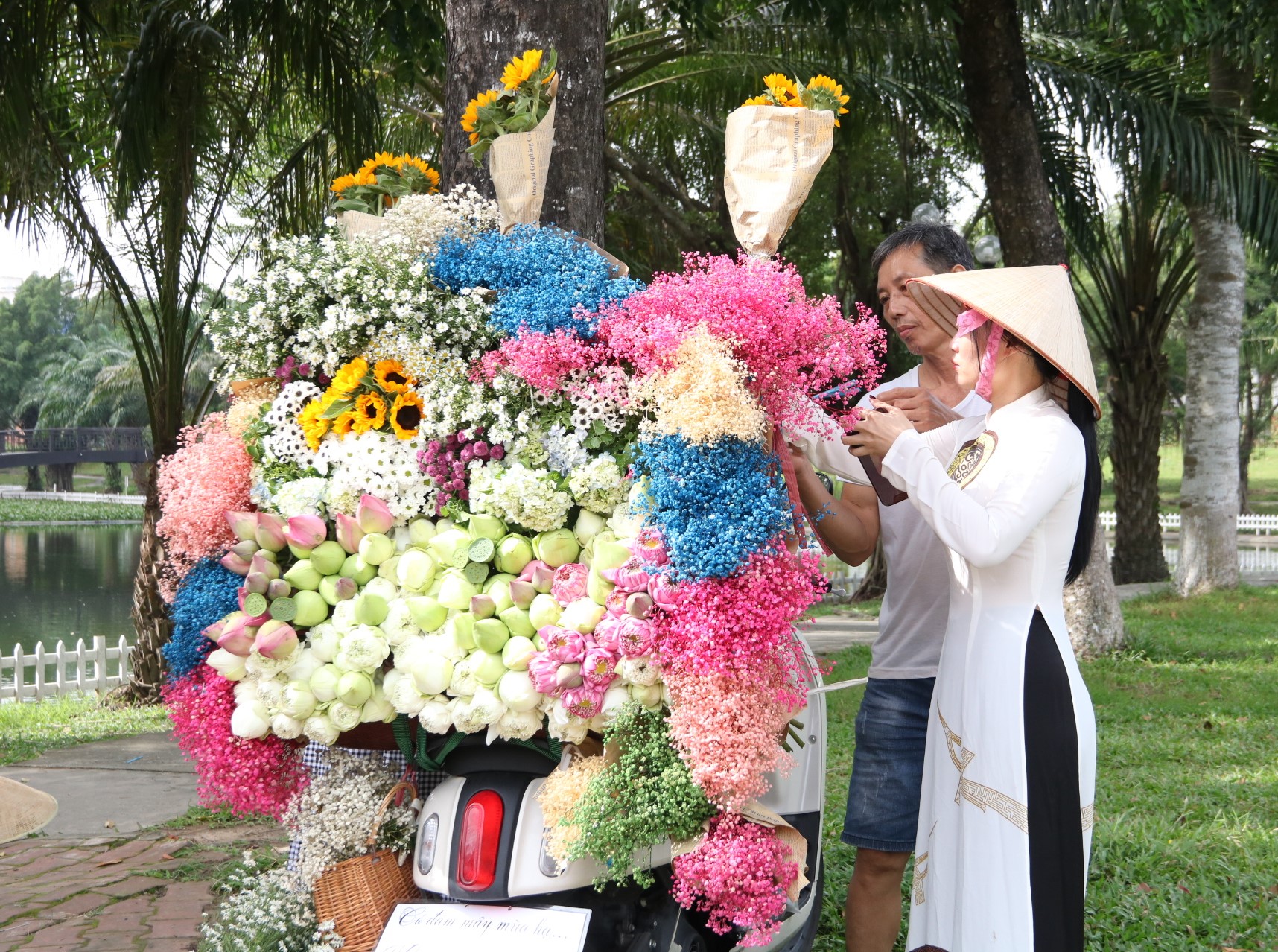 Bạn Nguyễn Thị Thơ (28 tuổi) cho biết, công việc của mình đang là kinh doanh quần áo. Tuy nhiên thấy các bạn trẻ chụp hình đẹp quá nên đã đi mua hoa về trang trí cho mọi người chụp hình. “Em mua rất nhiều loại hoa,