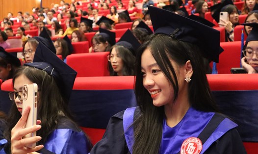 Dàn "bóng hồng" khoe sắc tại Lễ tốt nghiệp Đại học Ngoại thương