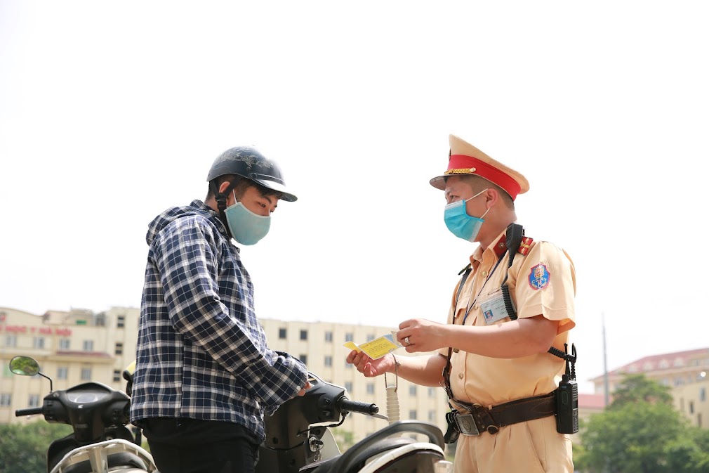 Người điều khiển phương tiện có trách nhiệm chấp hành việc dừng phương tiện và kiểm soát của lực lượng chức năng. Ảnh: Hải Nguyễn