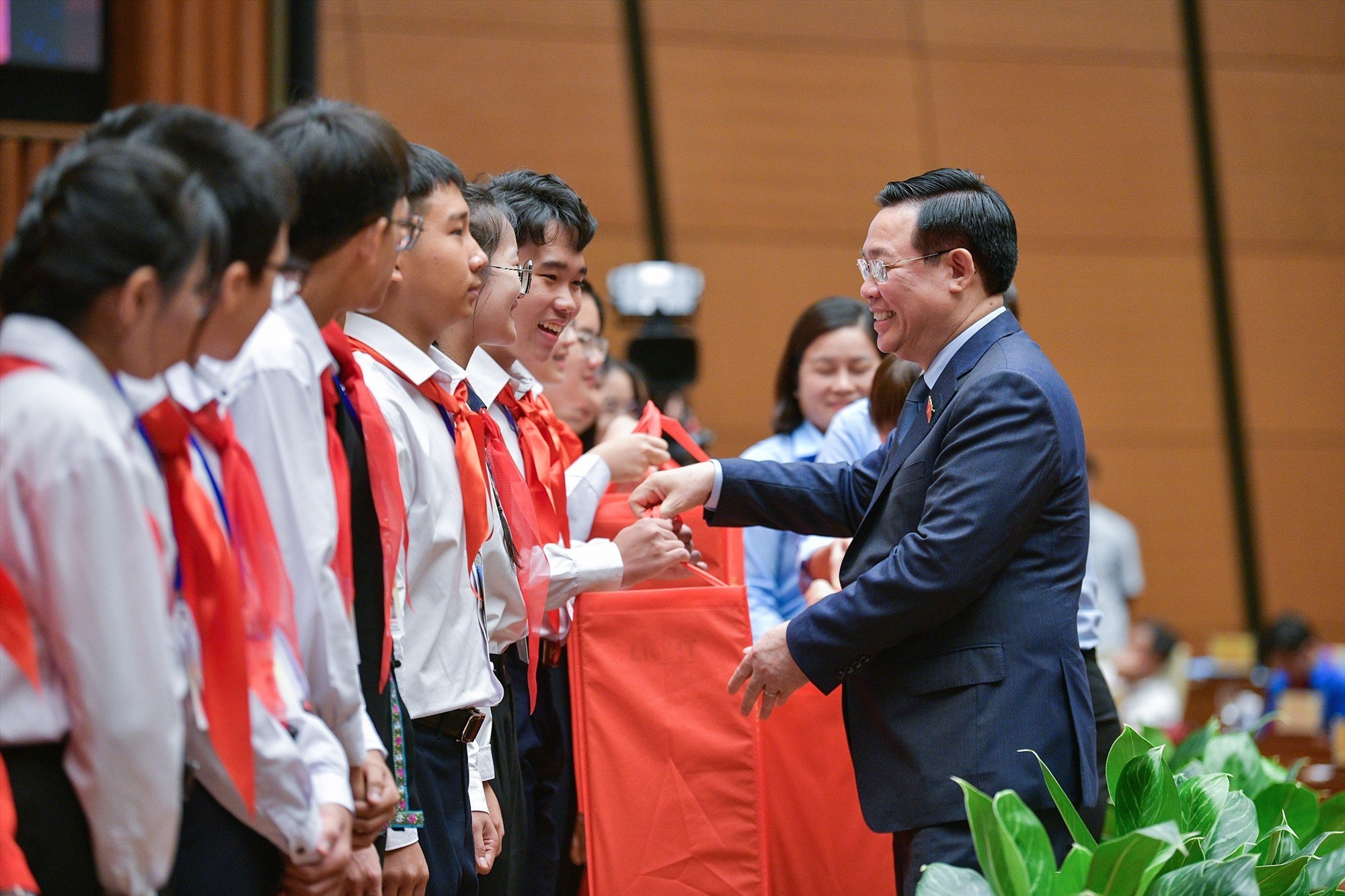 Chủ tịch Quốc hội Vương Đình Huệ tặng quà lưu niệm đại biểu trẻ em dự phiên họp giả định Quốc hội trẻ em. Ảnh: Phạm Đông