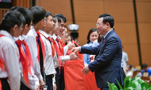 Chủ tịch Quốc hội Vương Đình Huệ tặng quà lưu niệm đại biểu trẻ em dự phiên họp giả định Quốc hội trẻ em. Ảnh: Phạm Đông