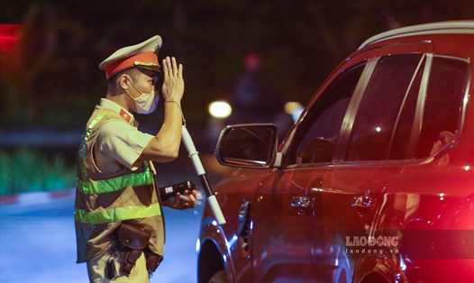 Cán bộ Cảnh sát giao thông chào theo điều lệnh Công an nhân dân với người lái xe. Ảnh: Tô Thế