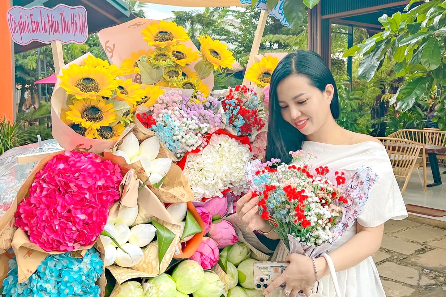 Chị Quy check in xe hoa mùa thu Hà Nội tại Bà Rịa - Vũng Tàu. Ảnh: NVCC