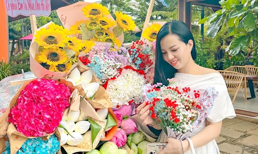 Chị Quy check in xe hoa mùa thu Hà Nội tại Bà Rịa - Vũng Tàu. Ảnh: NVCC