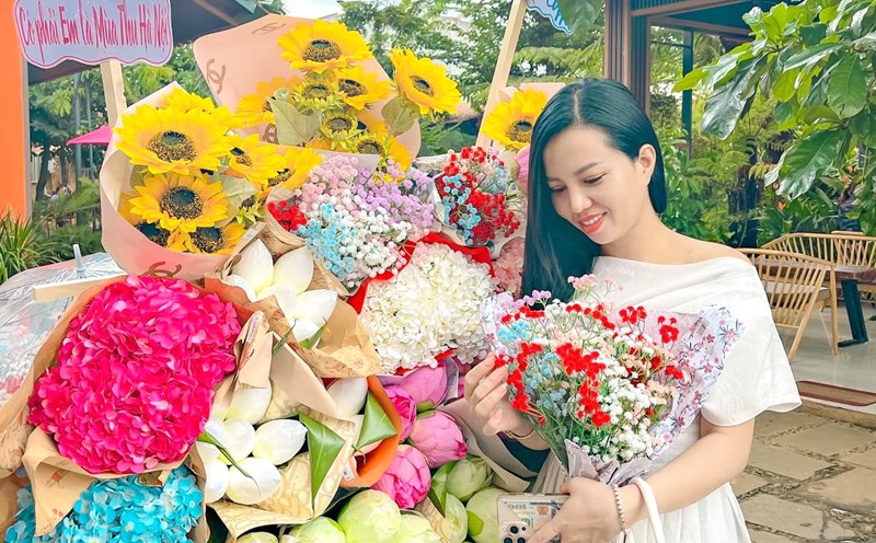 Chị Quy check in xe hoa mùa thu Hà Nội tại Bà Rịa - Vũng Tàu. Ảnh: NVCC