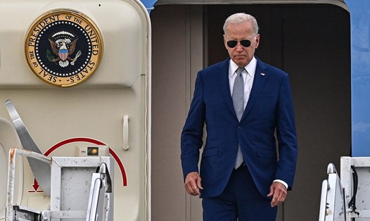 Tổng thống Mỹ Joe Biden tới sân bay Nội Bài, Hà Nội, chiều 10.9.2023. Ảnh: AFP