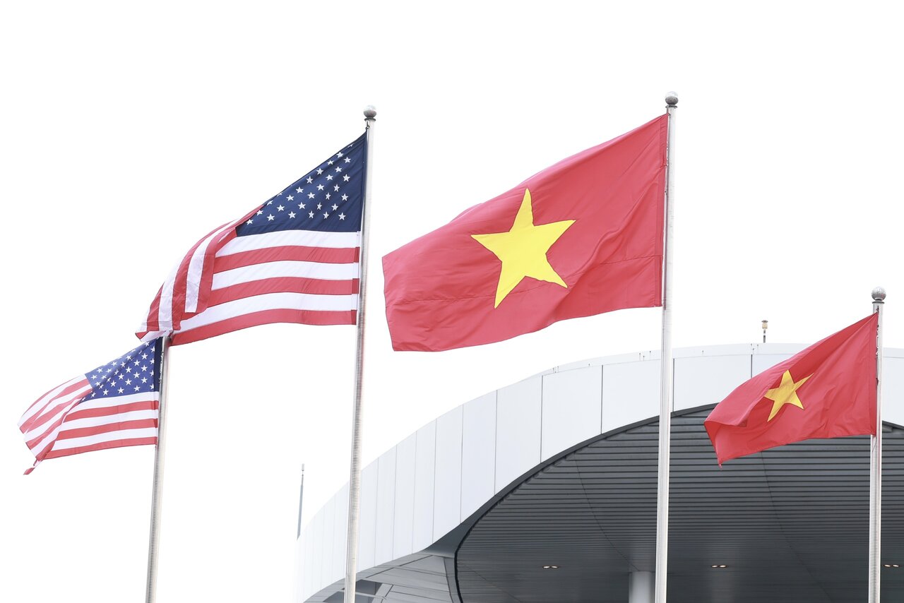 Quốc kỳ Việt Nam và quốc kỳ Mỹ tại sân bay Nội Bài. Ảnh: Hải Nguyễn