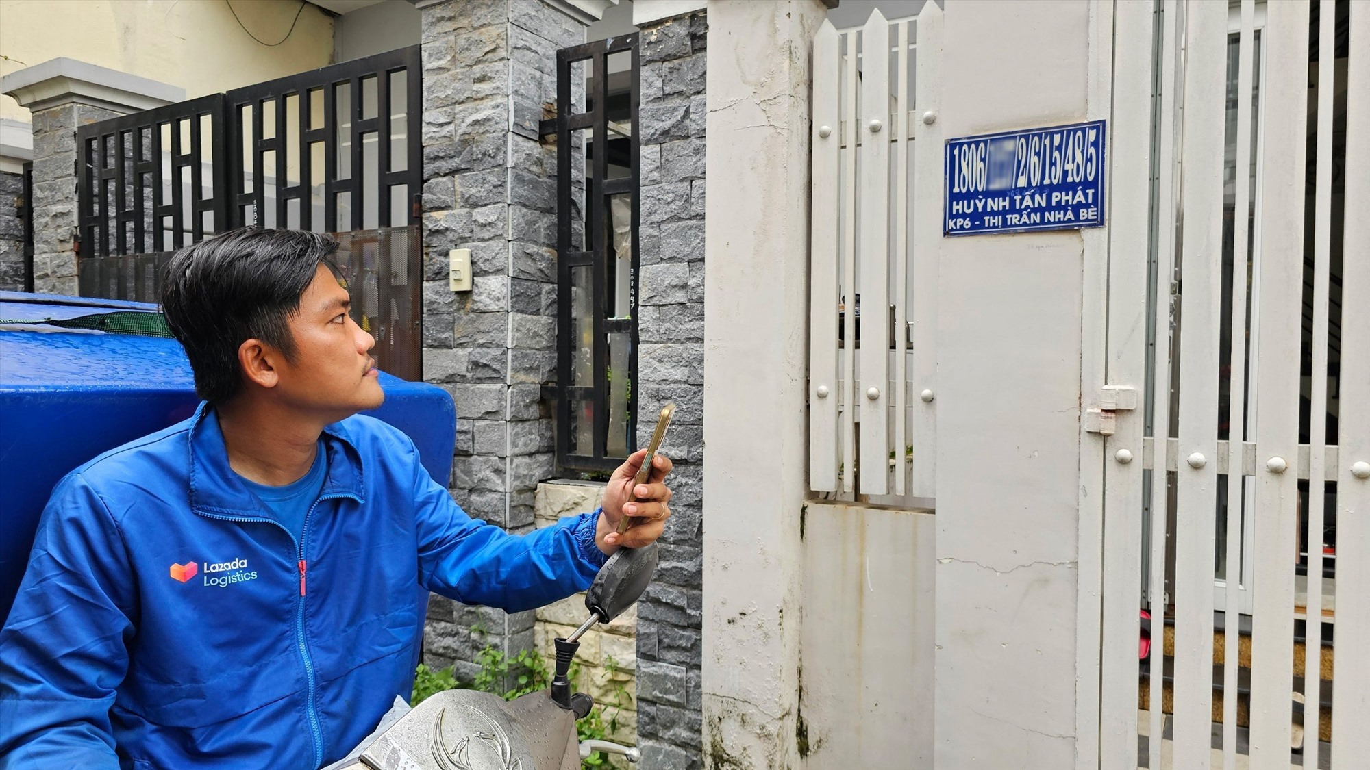 Shipper đỏ mắt tìm số nhà "siêu xuyệt" ở Nhà Bè, TPHCM. Ảnh: Hữu Chánh