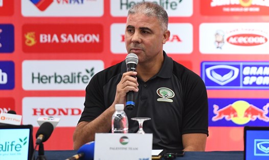 Huấn luyện viên Makram Daboub của đội tuyển Palestine. Ảnh: Giang Nguyễn