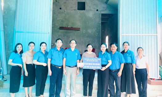 Trao hỗ trợ làm nhà Mái ấm công đoàn cho chị Hồ Thị Thiều. Ảnh: Công đoàn.