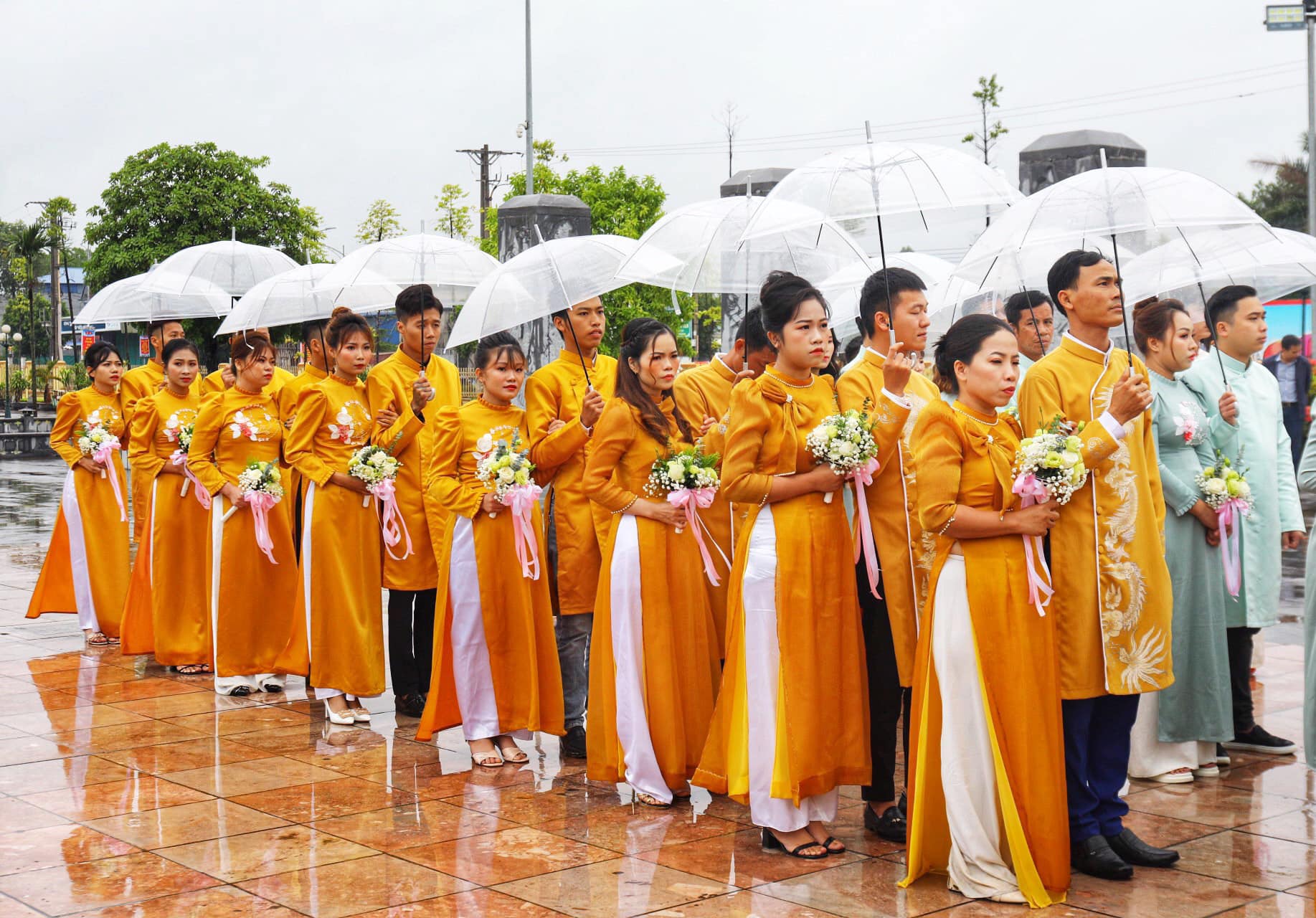 Các cặp đôi công nhân tham gia lễ cưới tập thể do LĐLĐ tỉnh Thái Nguyên tổ chức. Ảnh: Công đoàn Thái Nguyên