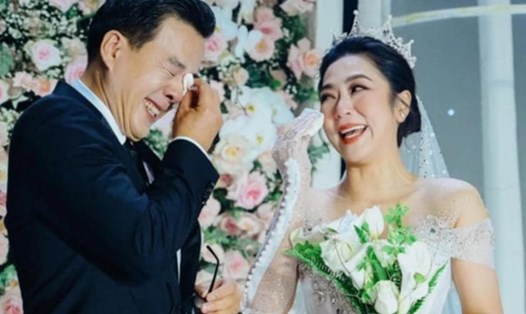 Hà Thanh Xuân và doanh nhân Thắng Ngô trong lễ cưới. Ảnh: Nhân vật cung cấp