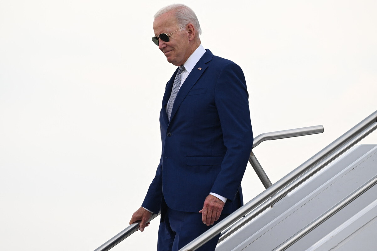 Tổng thống Mỹ Joe Biden xuống thang máy bay. Ảnh: AFP