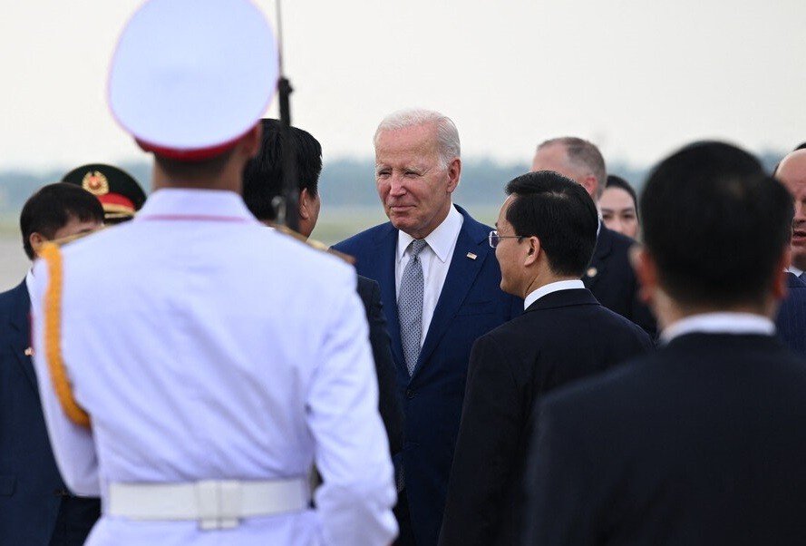 Các quan chức Việt Nam đón Tổng thống Mỹ Joe Biden tại sân bay Nội Bài. Ảnh: AFP