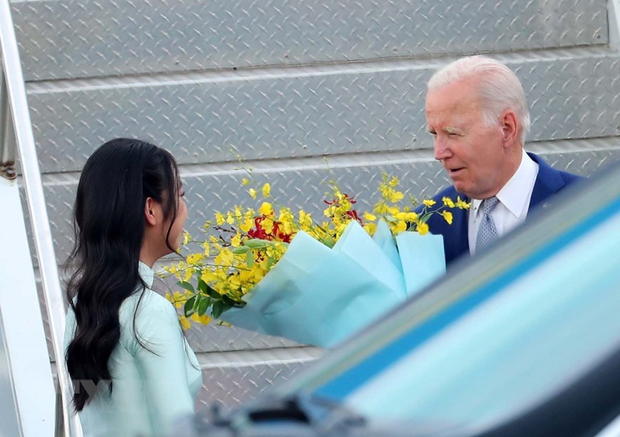 Thiếu nữ Thủ đô tặng hoa chào mừng Tổng thống Joe Biden thăm cấp Nhà nước tới Việt Nam. Ảnh: TTXVN