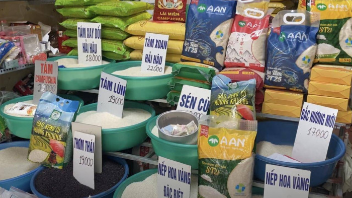 Giá gạo xuất khẩu giảm, trong khi giá gạo trong nước vẫn cao. Ảnh: Anh Tuấn
