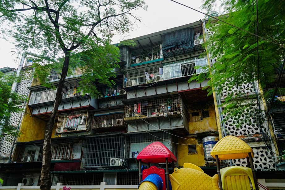 Nhiều căn hộ thuộc khu tập thể Nghĩa Tân đang được giao bán rầm rộ.
