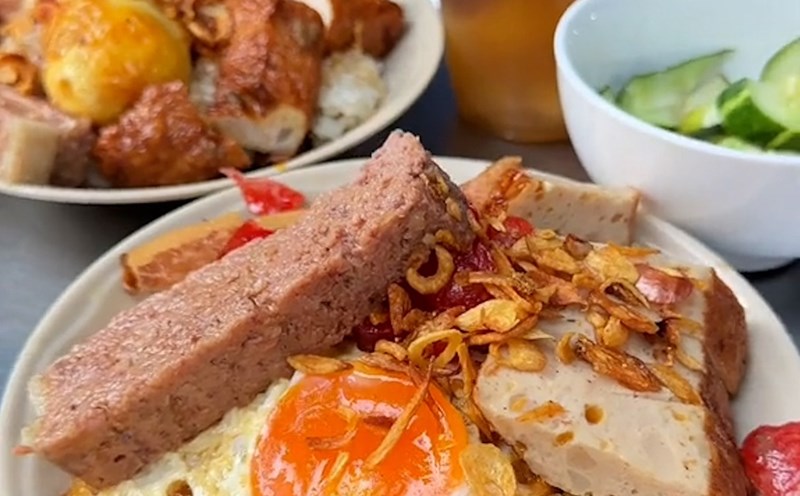 Một phần xôi pate, chả, trứng lòng đào tại quán của ông Hòa. Ảnh: Chụp màn hình