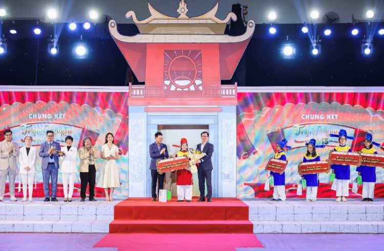 Thí sinh giành giải Đệ nhất Trạng nguyên năm 2022 nhận quà từ nhà tài trợ Công ty CP Daesang Đức Việt. Ảnh: Đức Việt