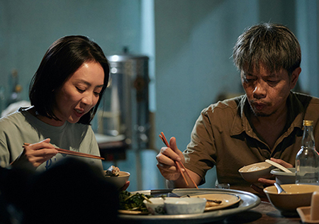 Thu Trang và Thái Hòa trong phim “Con Nhót mót chồng“. Với tác phẩm này họ cùng đoạt giải về diễn xuất. Ảnh: Nhà sản xuất