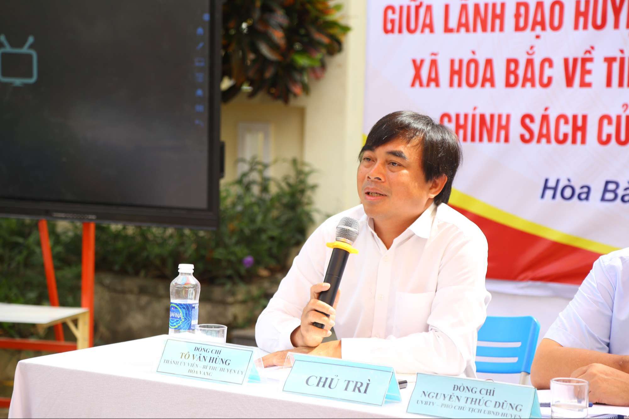 Ông Tô Văn Hùng - Bí thư Huyện ủy Hòa Vang đưa ra 2 phương án giải quyết vấn đề. Ảnh: Trương Văn