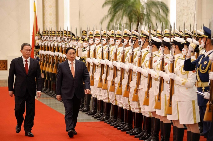 Thủ tướng Chính phủ Phạm Minh Chính và Thủ tướng Trung Quốc Lý Cường duyệt đội danh dự trong lễ đón chính thức tại Đại lễ đường Nhân dân Bắc Kinh sáng 26.6.2023. Ảnh: VGP