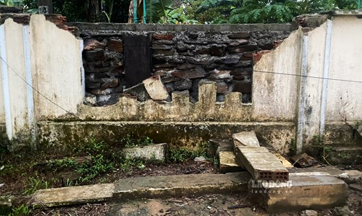 Tường ở điểm trường thôn Nam Yên bị hư hỏng. Ảnh: Văn Trực
