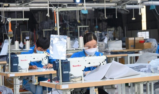 Một số doanh nghiệp trên địa bàn tỉnh Tiền Giang thiếu đơn hàng khiến người lao động bị giảm thu nhập. Ảnh: Thành Nhân