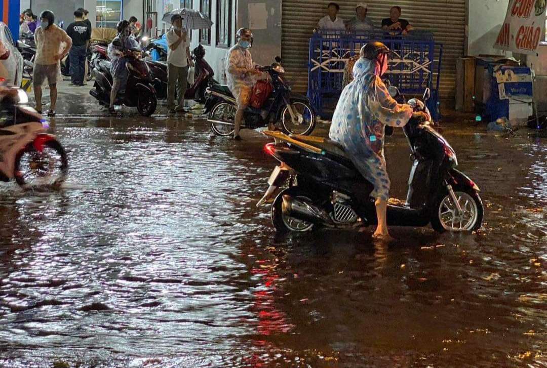 Đường Quang Trung ngập trong nước chỉ sau một cơn mưa. Ảnh: Nguyễn Linh