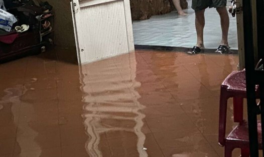 Chỉ một cơn mưa mà nước đã tràn vào nhà khiến người dân Đà Nẵng ngỡ ngàng. Ảnh: Nguyễn Linh