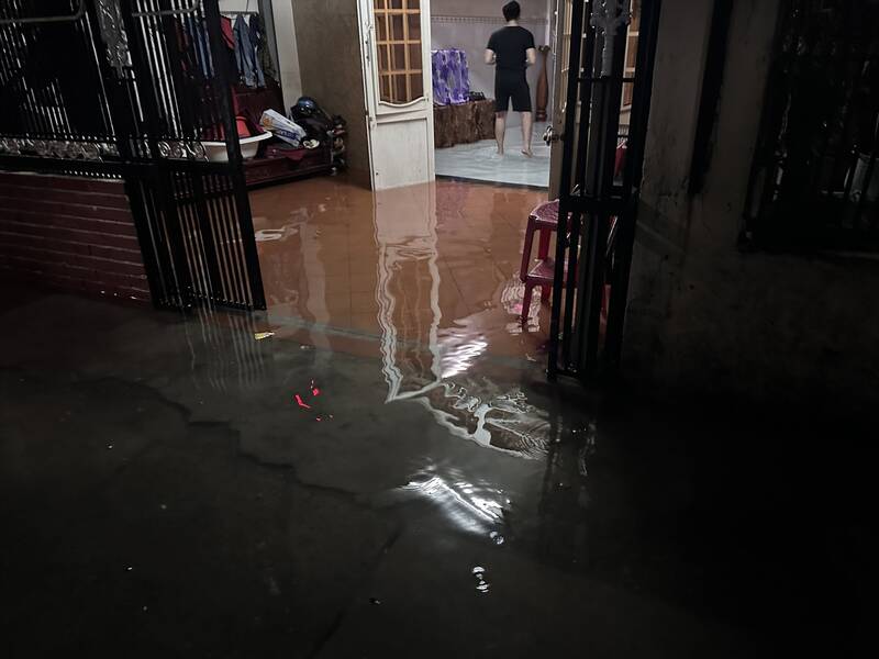 Nước ngập cả một con hẻm ở đường Thái Thị Bôi. Ảnh: Nguyễn Linh