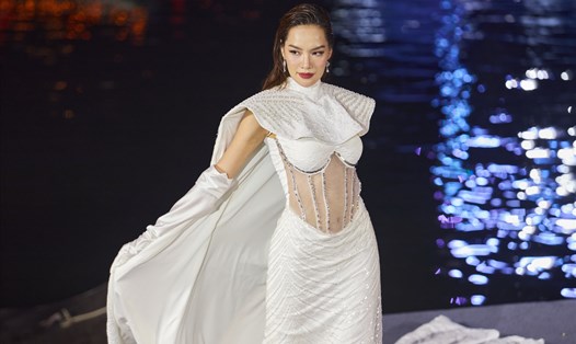 Hoa hậu Lê Hoàng Phương trong thiết kế mang màu sắc cố đô. Ảnh: NSCC.