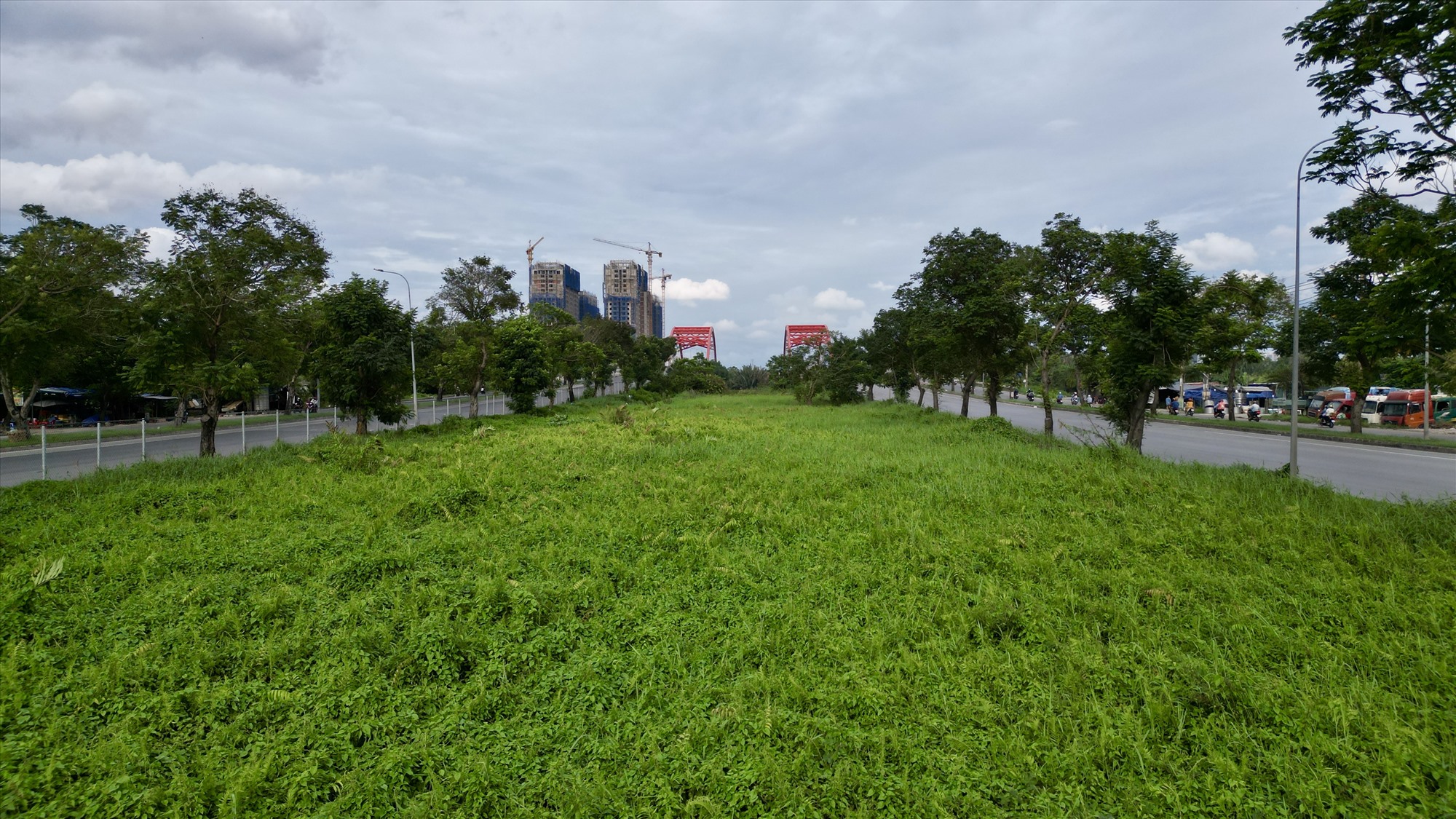 Ông cũng cho biết huyện sẽ làm việc với chủ đầu tư khu đô thị Phú Mỹ Hưng để chọn đường Nguyễn Văn Linh làm đường điểm phát triển. Theo ông Nam, từng xã sẽ cử lực lượng dọn dẹp, tái hiện cây xanh, trồng hoa và cải tạo hồ trồng sen ở giữa tuyến đường này.