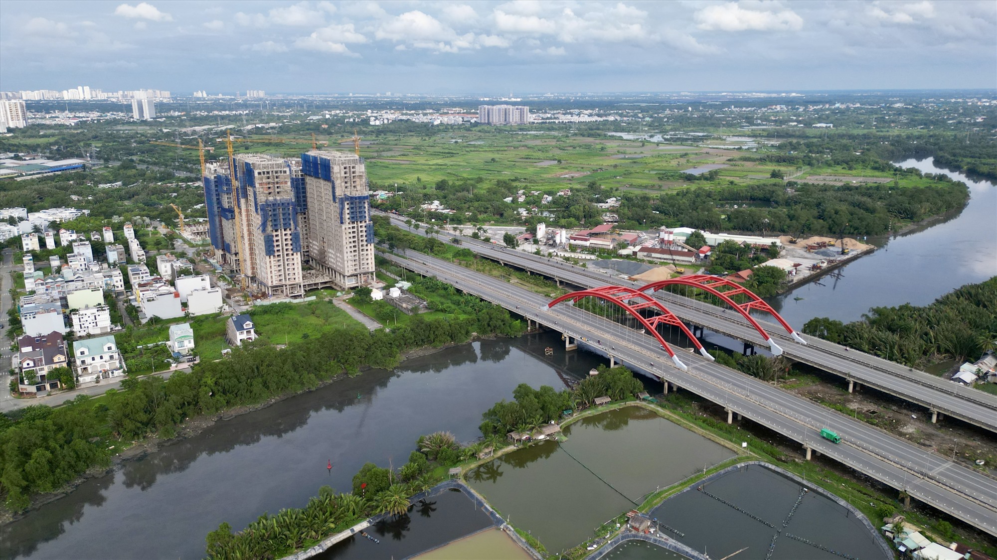 Đây được xem là một trong những đại lộ lớn nhất thành phố, là tuyến giao thông huyết mạch của khu vực Nam TPHCM, tạo điều kiện để phát triển khu đô thị Nam Sài Gòn, khu công nghiệp cảng Hiệp Phước, Phú Mỹ Hưng...