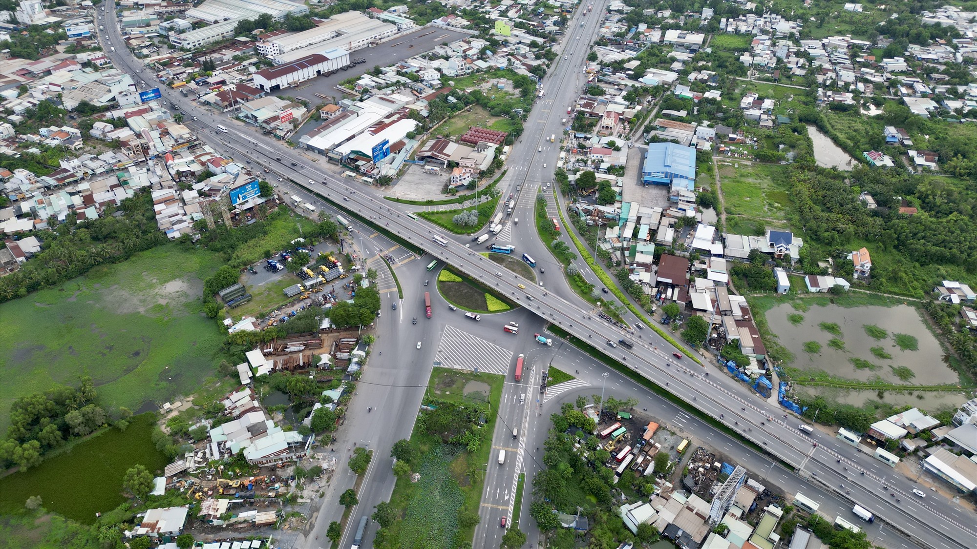 Đường Nguyễn Văn Linh dài 17,8 km, nối từ Quận 7 đến quốc lộ 1 (đoạn đi qua huyện Bình Chánh), kết nối với đường dẫn cao tốc TPHCM - Trung Lương. Đây là đại lộ được quy hoạch lộ giới 120 m, 10 làn xe, được xem là một trong những con đường có cảnh quan đẹp của TPHCM.
