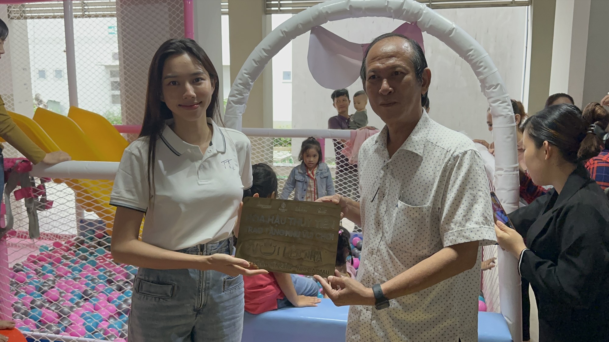 Hoa hậu Thùy Tiên tặng dự án tại Cà Mau và tặng quà trung thu cho thiếu nhi. Ảnh: NSCC