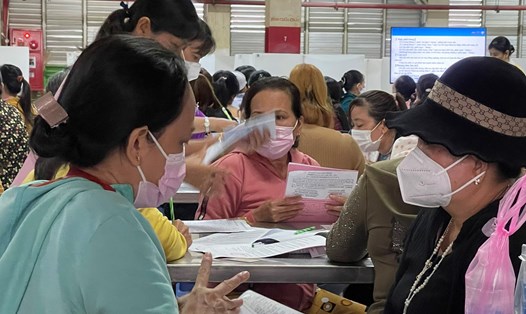 Công nhân Công ty TNHH PouYuen Việt Nam bị cắt giảm việc làm được giải quyết chế độ cao hơn quy định của pháp luật. Ảnh: Đức Long