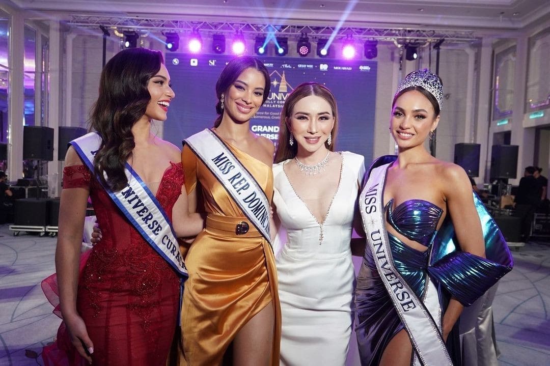 Bà Anne Jakrajutatip và các người đẹp Hoa hậu Hoàn vũ 2022. Họ là top 5 cuối cùng dưới thời đại của IMG - đơn vị điều hành Miss Universe hàng chục năm qua. Ảnh: MU