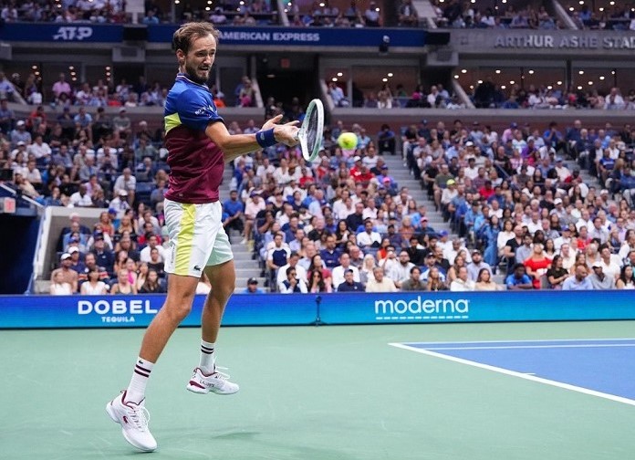 Daniil Medvedev rất nỗ lực nhưng không thể thắng một set nào trước Djokovic. Ảnh: US Open