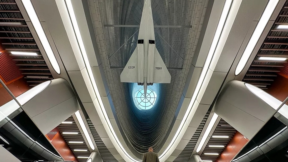 Trên thang cuốn treo mô hình máy bay chở khách Tu-144. Ảnh: Văn phòng báo chí Thị trưởng Mátxcơva