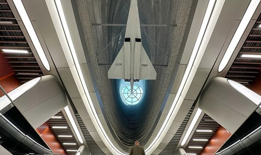 Trên thang cuốn treo mô hình máy bay chở khách Tu-144. Ảnh: Văn phòng báo chí Thị trưởng Mátxcơva