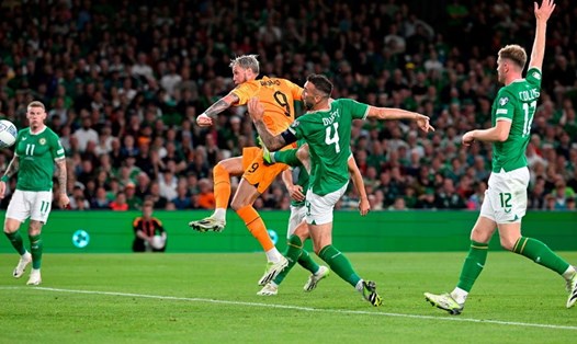 Wout Weghorst (áo cam) vào sân từ ghế dự bị và ghi bàn mang về chiến thắng 2-1 cho tuyển Hà Lan trước Cộng hòa Ireland. Ảnh: Independent