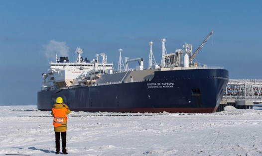 Tàu chở LNG tại cảng Sabetta ở khu tự trị Yamlo-Nenets, Nga. Ảnh: Xinhua