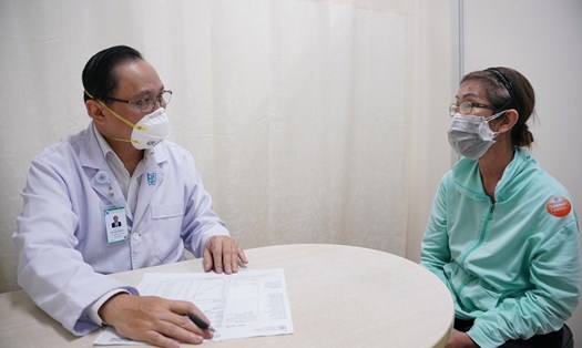 Người dân đi khám bệnh tại Bệnh viện Đại học Y dược TPHCM. Ảnh: Nguyễn Ly
