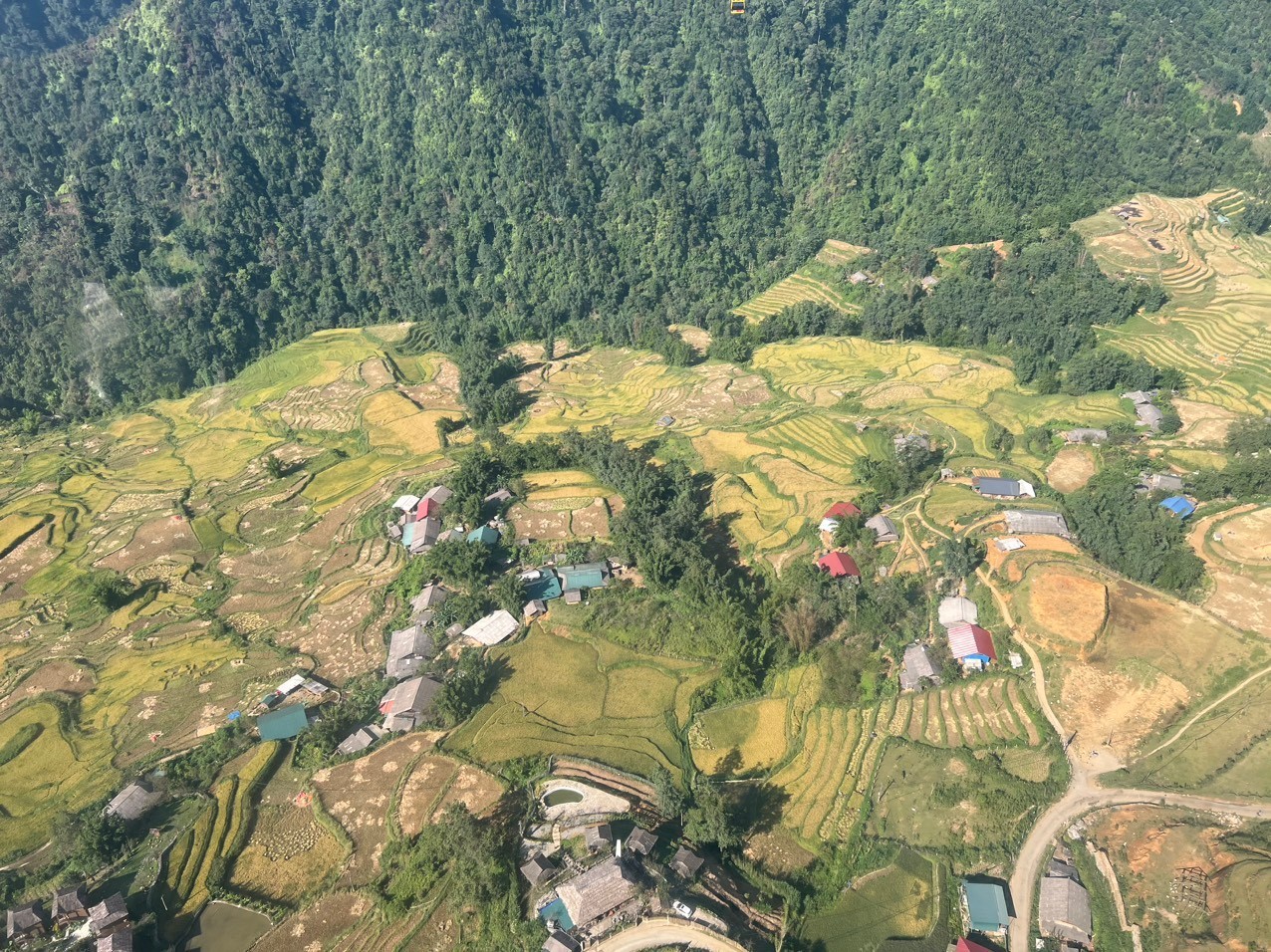 Thung lũng Mường Hoa với độ cao 1600 m thuộc địa phận xã Hầu Thào, Mường Hoa, cách trung tâm thị trấn Sa Pa khoảng 6 km về phía Đông Nam. Quãng đường di chuyển đến thung lũng Mường Hoa không quá khó. Du khách cần vượt qua một con đèo đã được trải nhựa, nằm men theo dãy núi với nhiều đoạn đường dốc và khúc cua, đòi hỏi phải nắm chắc tay lái.