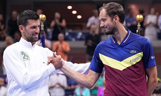 Novak Djokovic và Daniil Medvedev trong lễ trao giải sau trận chung kết Mỹ mở rộng 2023. Ảnh: US Open