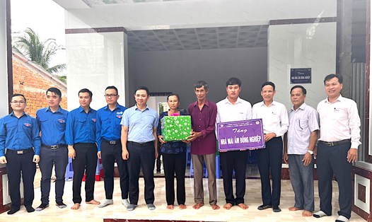 Lãnh đạo Công đoàn Tổng Công ty Phát điện 1 trao hỗ trợ cho gia đình đoàn viên Nguyễn Thanh Tiền. Ảnh: Mộng Huyền